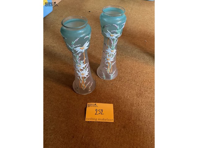 Lot 252 - paar vazen (legras stijl), geëmailleerd glas met bloemmotiev - afbeelding 1 van  3