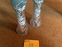 Lot 252 - paar vazen (legras stijl), geëmailleerd glas met bloemmotiev - afbeelding 1 van  3
