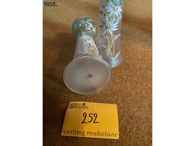 Lot 252 - paar vazen (legras stijl), geëmailleerd glas met bloemmotiev - afbeelding 2 van  3