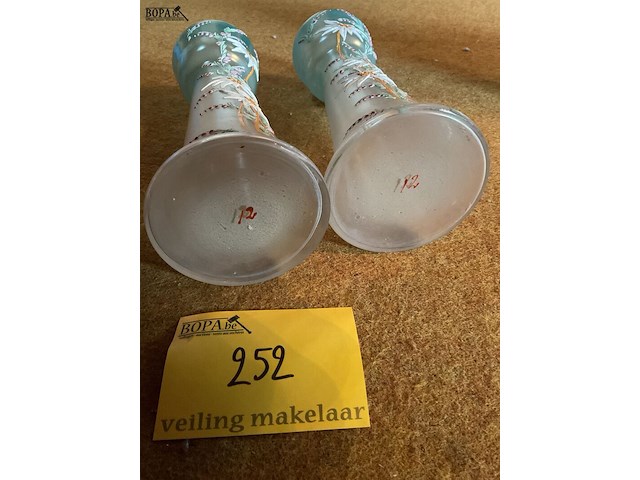 Lot 252 - paar vazen (legras stijl), geëmailleerd glas met bloemmotiev - afbeelding 3 van  3