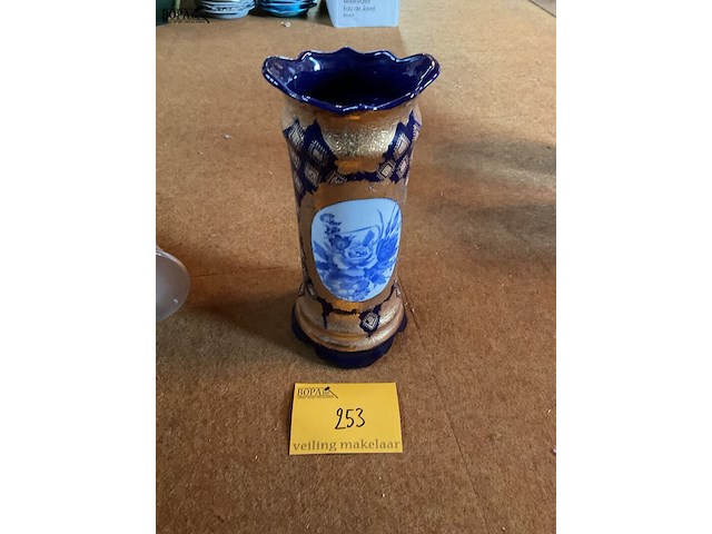 Lot 253 - blauw-gouden vaas met bloemdecor in medaillon - afbeelding 1 van  3