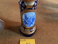 Lot 253 - blauw-gouden vaas met bloemdecor in medaillon - afbeelding 1 van  3