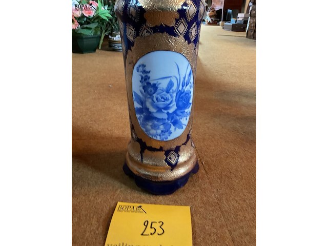 Lot 253 - blauw-gouden vaas met bloemdecor in medaillon - afbeelding 2 van  3