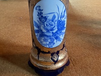 Lot 253 - blauw-gouden vaas met bloemdecor in medaillon - afbeelding 2 van  3