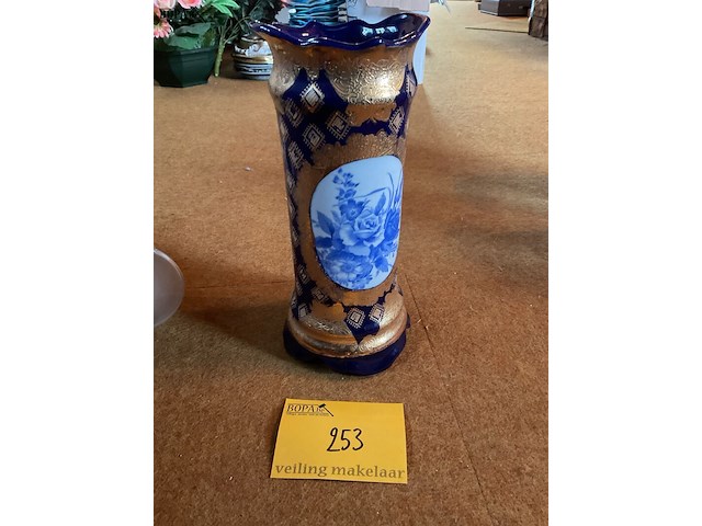 Lot 253 - blauw-gouden vaas met bloemdecor in medaillon - afbeelding 3 van  3