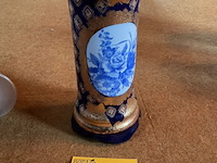 Lot 253 - blauw-gouden vaas met bloemdecor in medaillon - afbeelding 3 van  3