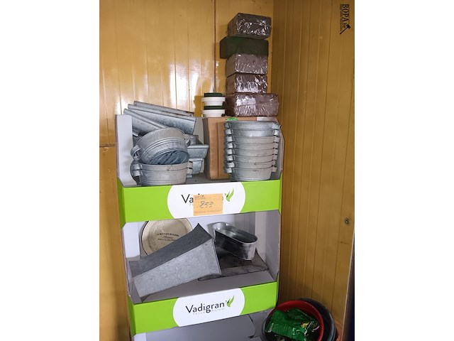 Lot 253 - bloempotjes en kussentjes voor sierstukjes - afbeelding 1 van  3