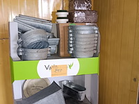 Lot 253 - bloempotjes en kussentjes voor sierstukjes - afbeelding 1 van  3