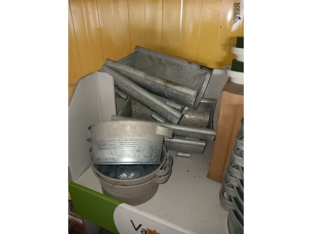 Lot 253 - bloempotjes en kussentjes voor sierstukjes - afbeelding 2 van  3