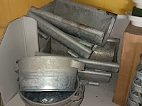 Lot 253 - bloempotjes en kussentjes voor sierstukjes - afbeelding 2 van  3