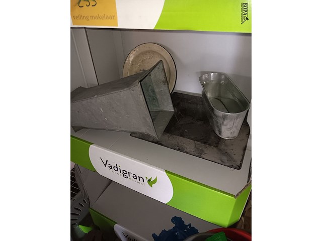 Lot 253 - bloempotjes en kussentjes voor sierstukjes - afbeelding 3 van  3