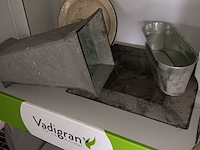 Lot 253 - bloempotjes en kussentjes voor sierstukjes - afbeelding 3 van  3