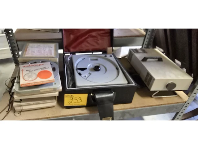 Lot 253 - kodak carousel s diaprojector jaren '70 met audiotapes - afbeelding 1 van  4