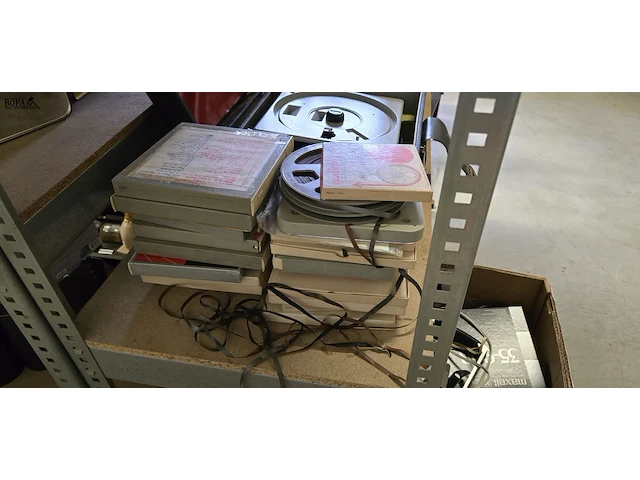 Lot 253 - kodak carousel s diaprojector jaren '70 met audiotapes - afbeelding 2 van  4