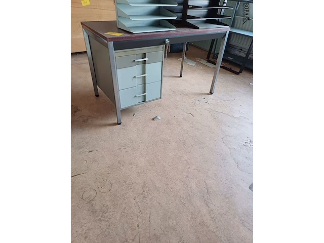 Lot 254 - bureau met lades - afbeelding 1 van  4