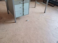 Lot 254 - bureau met lades - afbeelding 1 van  4