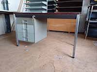 Lot 254 - bureau met lades - afbeelding 2 van  4