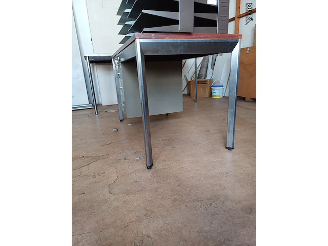 Lot 254 - bureau met lades - afbeelding 3 van  4