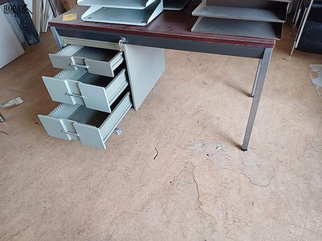 Lot 254 - bureau met lades - afbeelding 4 van  4
