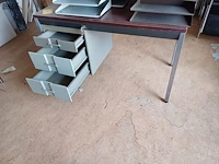 Lot 254 - bureau met lades - afbeelding 4 van  4