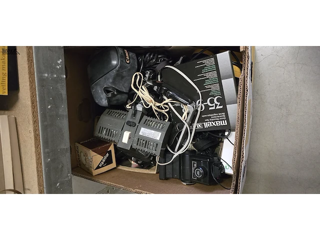 Lot 254 - doos met fotografie materiaal - afbeelding 1 van  8