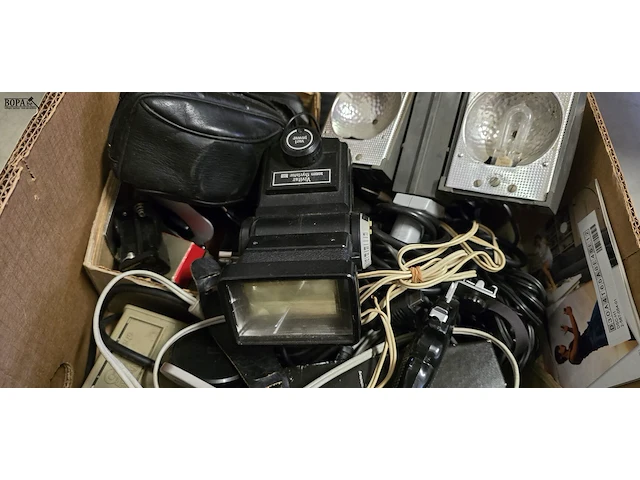 Lot 254 - doos met fotografie materiaal - afbeelding 6 van  8