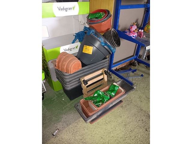 Lot 254 - pvc bloembakken en bloempotten - afbeelding 1 van  2