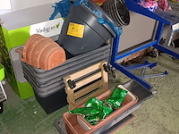 Lot 254 - pvc bloembakken en bloempotten - afbeelding 1 van  2