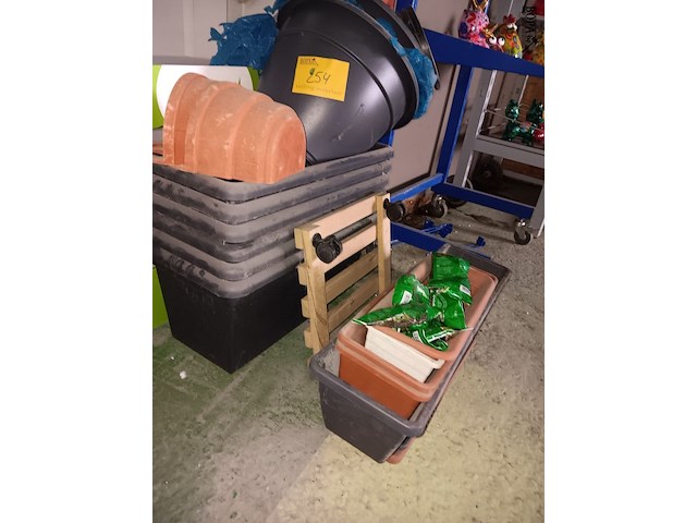 Lot 254 - pvc bloembakken en bloempotten - afbeelding 2 van  2