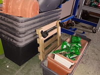 Lot 254 - pvc bloembakken en bloempotten - afbeelding 2 van  2