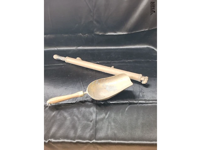 Lot 255 - antieke koperen voorwerpen - afbeelding 1 van  4