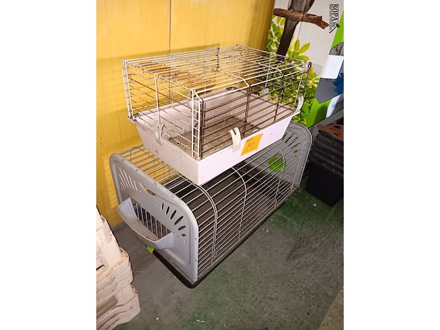Lot 255 - hamsterkooi. 2 stuks - afbeelding 2 van  2