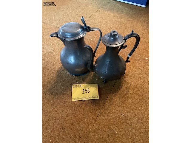 Lot 255 - tinnen kannen - afbeelding 1 van  4