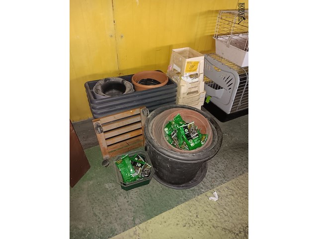Lot 256 - bloembakken en potten - afbeelding 1 van  2