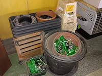 Lot 256 - bloembakken en potten - afbeelding 1 van  2