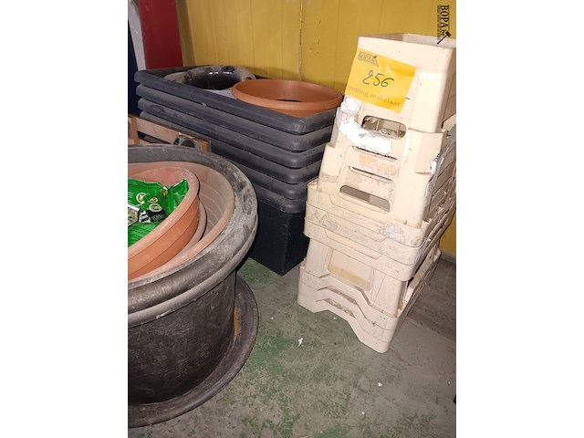 Lot 256 - bloembakken en potten - afbeelding 2 van  2