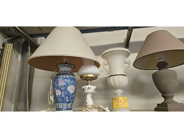 Lot 256 - lampedaire, omgebouwde olielamp en albastenlamp - afbeelding 1 van  4