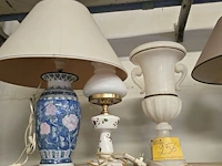 Lot 256 - lampedaire, omgebouwde olielamp en albastenlamp - afbeelding 1 van  4
