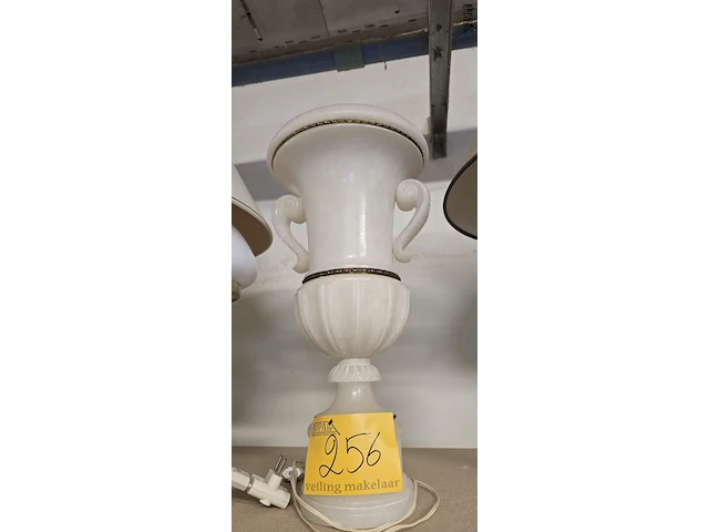 Lot 256 - lampedaire, omgebouwde olielamp en albastenlamp - afbeelding 2 van  4