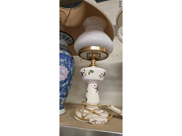 Lot 256 - lampedaire, omgebouwde olielamp en albastenlamp - afbeelding 3 van  4