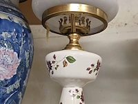 Lot 256 - lampedaire, omgebouwde olielamp en albastenlamp - afbeelding 3 van  4