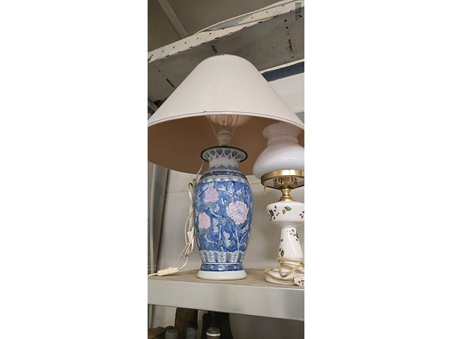 Lot 256 - lampedaire, omgebouwde olielamp en albastenlamp - afbeelding 4 van  4