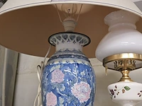Lot 256 - lampedaire, omgebouwde olielamp en albastenlamp - afbeelding 4 van  4