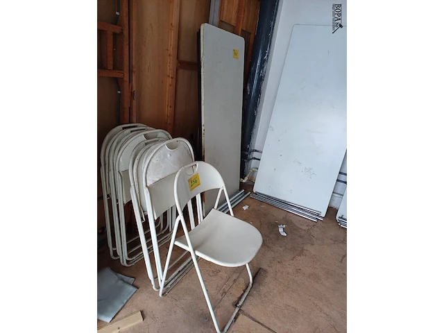 Lot 256 - tafel. 3 stuks en retro metalen klapstoel. 6 stuks - afbeelding 1 van  6