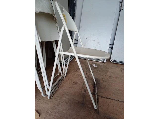 Lot 256 - tafel. 3 stuks en retro metalen klapstoel. 6 stuks - afbeelding 2 van  6