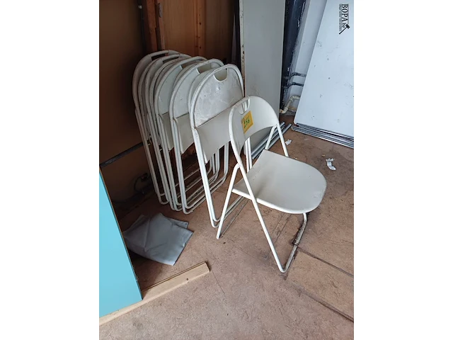 Lot 256 - tafel. 3 stuks en retro metalen klapstoel. 6 stuks - afbeelding 3 van  6