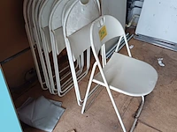 Lot 256 - tafel. 3 stuks en retro metalen klapstoel. 6 stuks - afbeelding 3 van  6