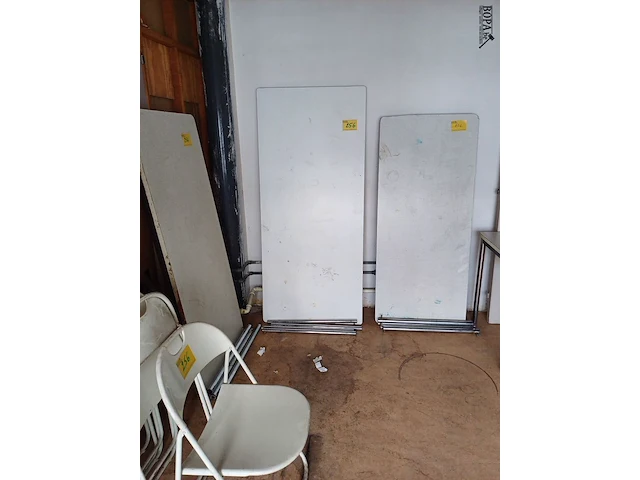 Lot 256 - tafel. 3 stuks en retro metalen klapstoel. 6 stuks - afbeelding 4 van  6