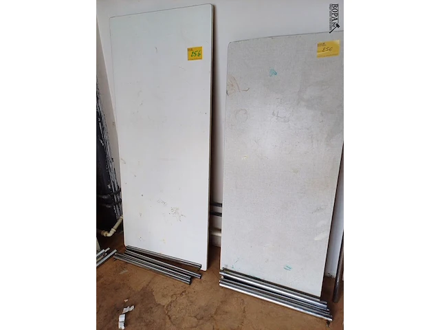 Lot 256 - tafel. 3 stuks en retro metalen klapstoel. 6 stuks - afbeelding 5 van  6