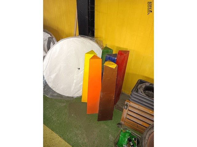 Lot 257 - etalage materiaal en tafelblad - afbeelding 1 van  3